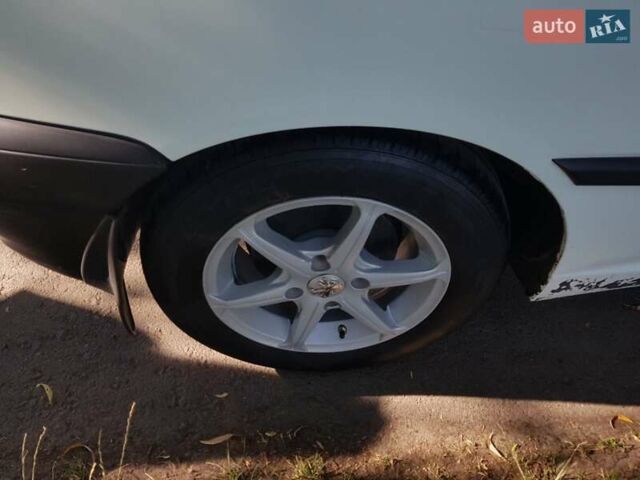 Белый Пежо 306, объемом двигателя 1.9 л и пробегом 418 тыс. км за 2550 $, фото 13 на Automoto.ua