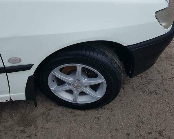 Белый Пежо 306, объемом двигателя 1.9 л и пробегом 418 тыс. км за 2550 $, фото 4 на Automoto.ua