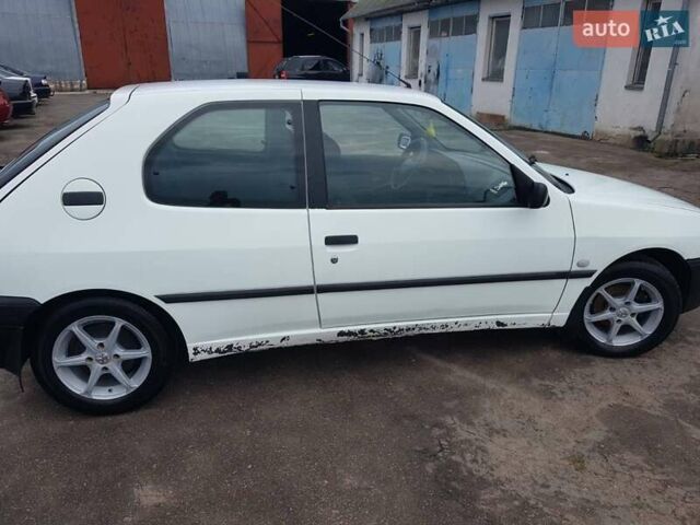 Белый Пежо 306, объемом двигателя 1.9 л и пробегом 418 тыс. км за 2550 $, фото 7 на Automoto.ua