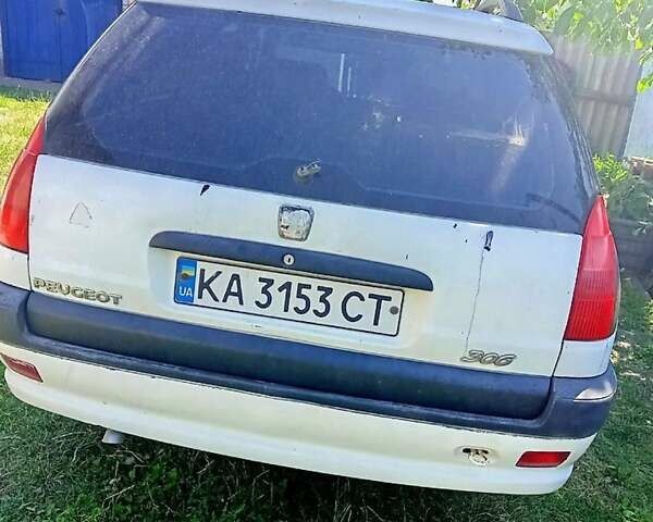Белый Пежо 306, объемом двигателя 1.36 л и пробегом 250 тыс. км за 2500 $, фото 2 на Automoto.ua