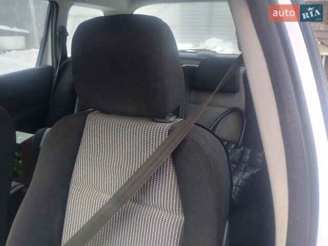 Белый Пежо 307, объемом двигателя 1.36 л и пробегом 272 тыс. км за 3200 $, фото 2 на Automoto.ua