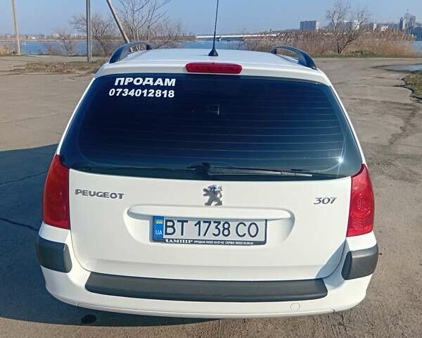 Белый Пежо 307, объемом двигателя 1.4 л и пробегом 166 тыс. км за 4300 $, фото 4 на Automoto.ua