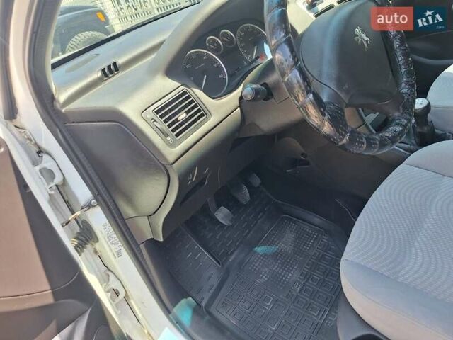 Белый Пежо 307, объемом двигателя 1.4 л и пробегом 430 тыс. км за 3000 $, фото 11 на Automoto.ua