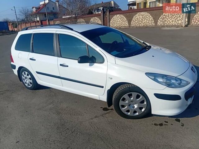 Белый Пежо 307, объемом двигателя 1.4 л и пробегом 166 тыс. км за 4300 $, фото 3 на Automoto.ua