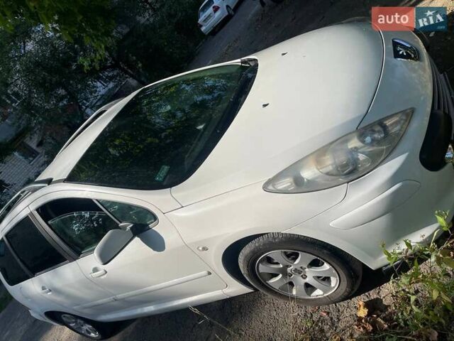 Белый Пежо 307, объемом двигателя 1.59 л и пробегом 600 тыс. км за 4500 $, фото 2 на Automoto.ua
