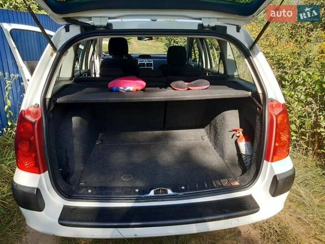 Белый Пежо 307, объемом двигателя 1.56 л и пробегом 242 тыс. км за 3900 $, фото 7 на Automoto.ua