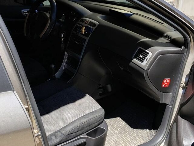 Бежевый Пежо 307, объемом двигателя 1.6 л и пробегом 280 тыс. км за 3750 $, фото 3 на Automoto.ua