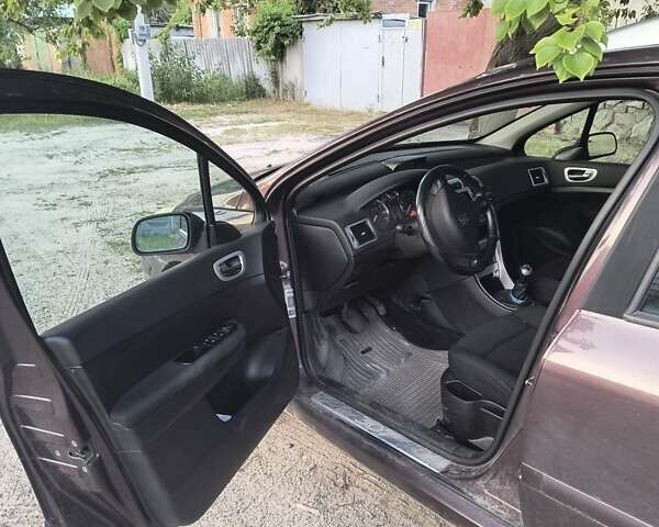 Фиолетовый Пежо 307, объемом двигателя 2 л и пробегом 200 тыс. км за 4500 $, фото 4 на Automoto.ua