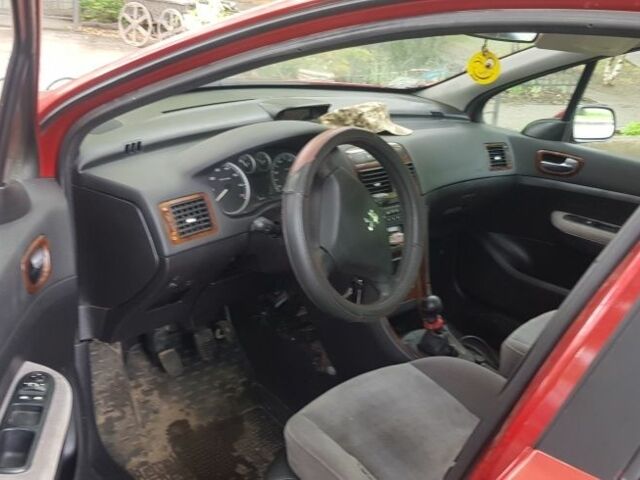 Червоний Пежо 307, об'ємом двигуна 1.6 л та пробігом 380 тис. км за 2300 $, фото 3 на Automoto.ua