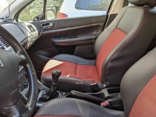 Красный Пежо 307, объемом двигателя 1.4 л и пробегом 277 тыс. км за 3000 $, фото 6 на Automoto.ua