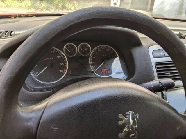 Красный Пежо 307, объемом двигателя 1.4 л и пробегом 277 тыс. км за 3000 $, фото 7 на Automoto.ua