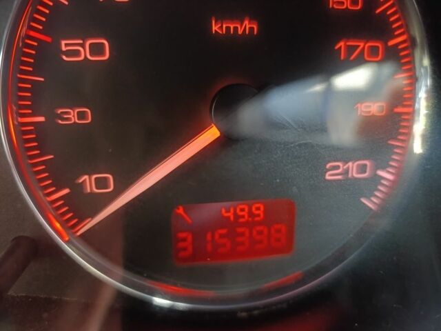 Красный Пежо 307, объемом двигателя 2 л и пробегом 315 тыс. км за 3500 $, фото 9 на Automoto.ua