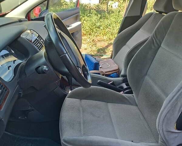 Красный Пежо 307, объемом двигателя 2 л и пробегом 159 тыс. км за 6000 $, фото 6 на Automoto.ua