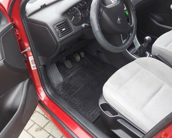 Червоний Пежо 307, об'ємом двигуна 1.4 л та пробігом 184 тис. км за 3350 $, фото 7 на Automoto.ua