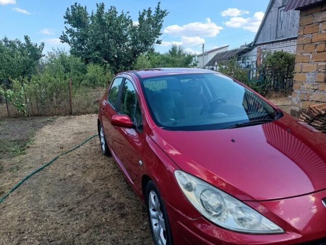 Красный Пежо 307, объемом двигателя 2 л и пробегом 159 тыс. км за 5000 $, фото 1 на Automoto.ua