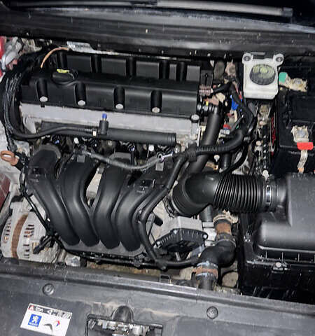 Красный Пежо 307, объемом двигателя 2 л и пробегом 127 тыс. км за 4200 $, фото 9 на Automoto.ua