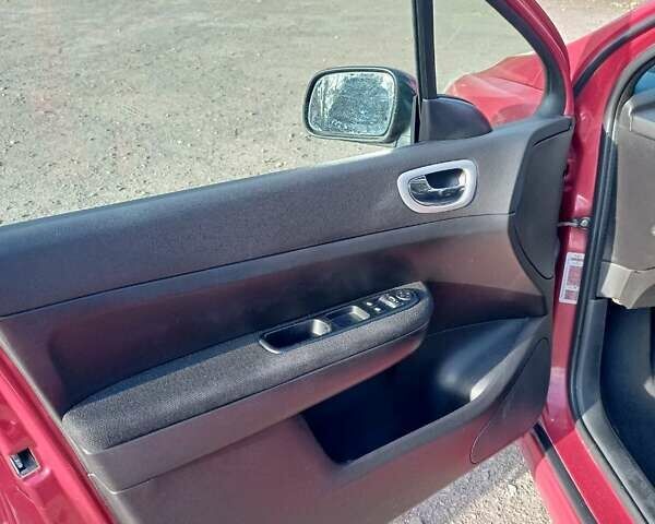 Червоний Пежо 307, об'ємом двигуна 1.59 л та пробігом 105 тис. км за 5000 $, фото 13 на Automoto.ua