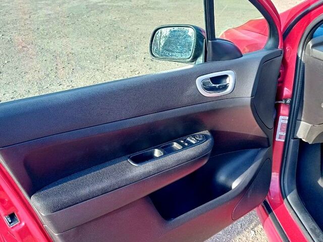 Червоний Пежо 307, об'ємом двигуна 1.6 л та пробігом 105 тис. км за 5000 $, фото 9 на Automoto.ua
