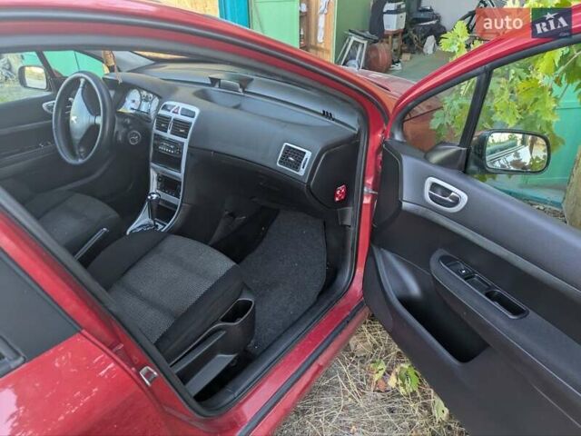 Красный Пежо 307, объемом двигателя 2 л и пробегом 275 тыс. км за 4500 $, фото 1 на Automoto.ua