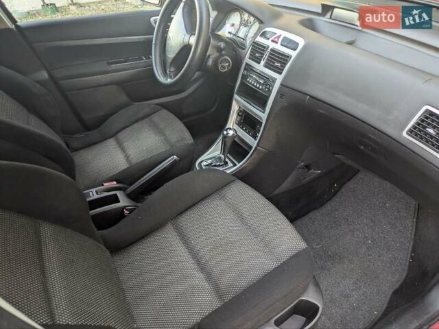 Красный Пежо 307, объемом двигателя 2 л и пробегом 275 тыс. км за 4500 $, фото 3 на Automoto.ua