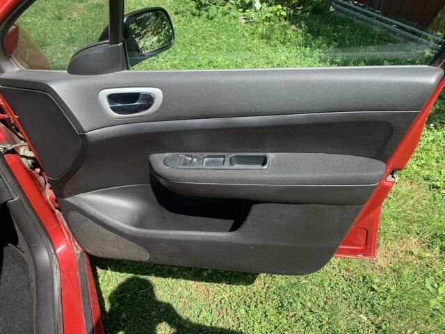 Красный Пежо 307, объемом двигателя 2 л и пробегом 206 тыс. км за 4400 $, фото 5 на Automoto.ua