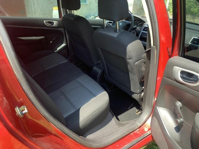 Красный Пежо 307, объемом двигателя 2 л и пробегом 206 тыс. км за 4400 $, фото 6 на Automoto.ua