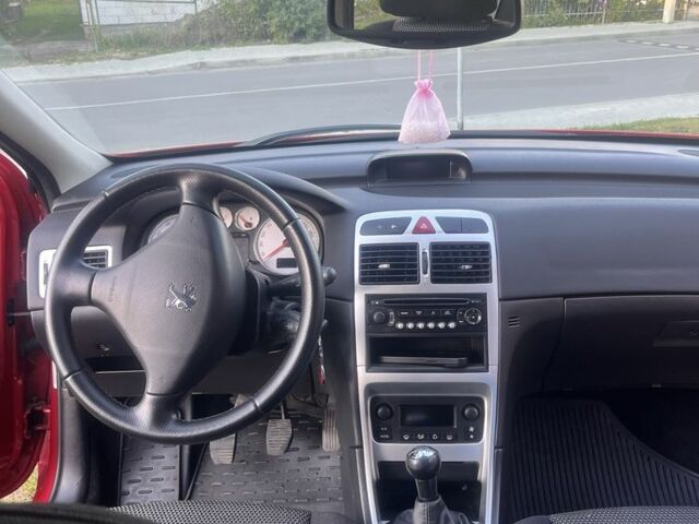 Красный Пежо 307, объемом двигателя 2 л и пробегом 225 тыс. км за 3899 $, фото 6 на Automoto.ua