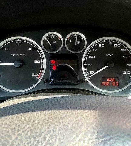 Красный Пежо 307, объемом двигателя 1.6 л и пробегом 286 тыс. км за 3650 $, фото 2 на Automoto.ua