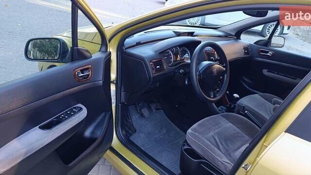 Желтый Пежо 307, объемом двигателя 1.6 л и пробегом 260 тыс. км за 3500 $, фото 7 на Automoto.ua