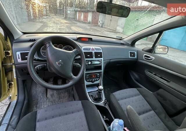 Желтый Пежо 307, объемом двигателя 2 л и пробегом 334 тыс. км за 3700 $, фото 4 на Automoto.ua