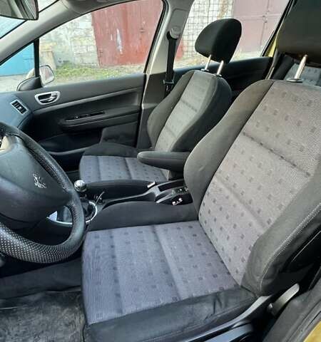 Желтый Пежо 307, объемом двигателя 2 л и пробегом 334 тыс. км за 3700 $, фото 1 на Automoto.ua