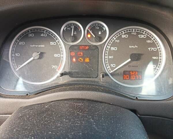 Желтый Пежо 307, объемом двигателя 1.36 л и пробегом 301 тыс. км за 3950 $, фото 10 на Automoto.ua