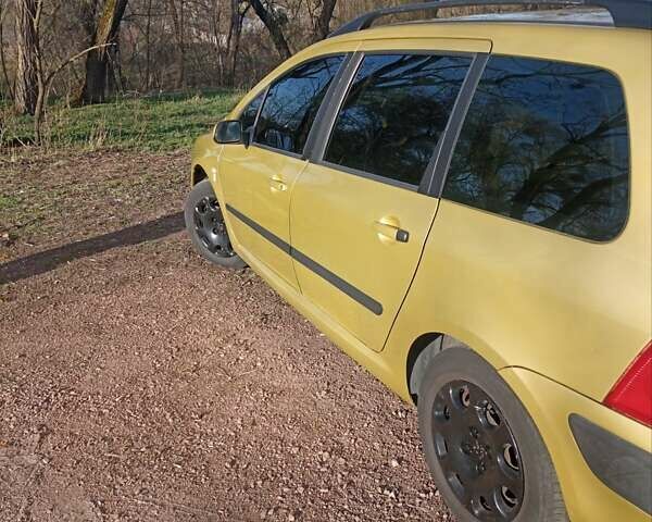 Желтый Пежо 307, объемом двигателя 1.36 л и пробегом 301 тыс. км за 3950 $, фото 3 на Automoto.ua
