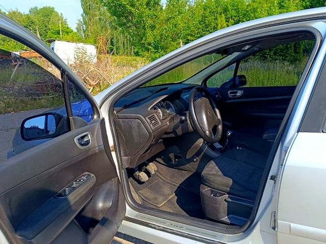 Сірий Пежо 307, об'ємом двигуна 1.6 л та пробігом 304 тис. км за 3200 $, фото 4 на Automoto.ua