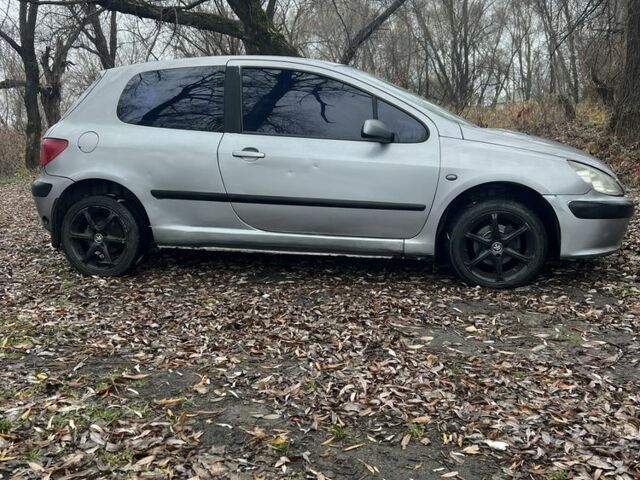 Серый Пежо 307, объемом двигателя 1.4 л и пробегом 312 тыс. км за 2300 $, фото 4 на Automoto.ua