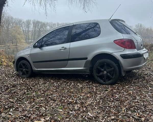 Серый Пежо 307, объемом двигателя 1.4 л и пробегом 312 тыс. км за 2300 $, фото 1 на Automoto.ua
