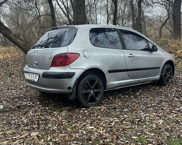 Серый Пежо 307, объемом двигателя 1.4 л и пробегом 312 тыс. км за 2300 $, фото 2 на Automoto.ua