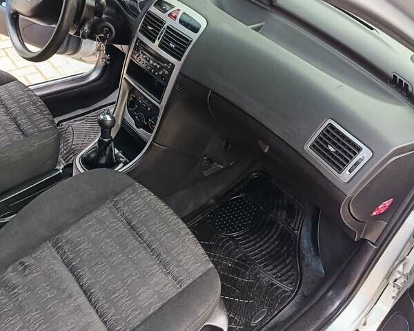 Сірий Пежо 307, об'ємом двигуна 1.4 л та пробігом 360 тис. км за 3700 $, фото 40 на Automoto.ua