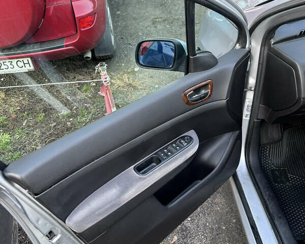 Сірий Пежо 307, об'ємом двигуна 1.59 л та пробігом 222 тис. км за 3500 $, фото 5 на Automoto.ua