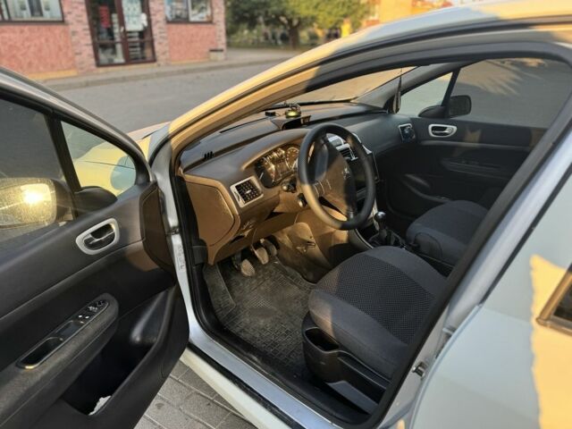 Серый Пежо 307, объемом двигателя 2 л и пробегом 254 тыс. км за 3500 $, фото 4 на Automoto.ua
