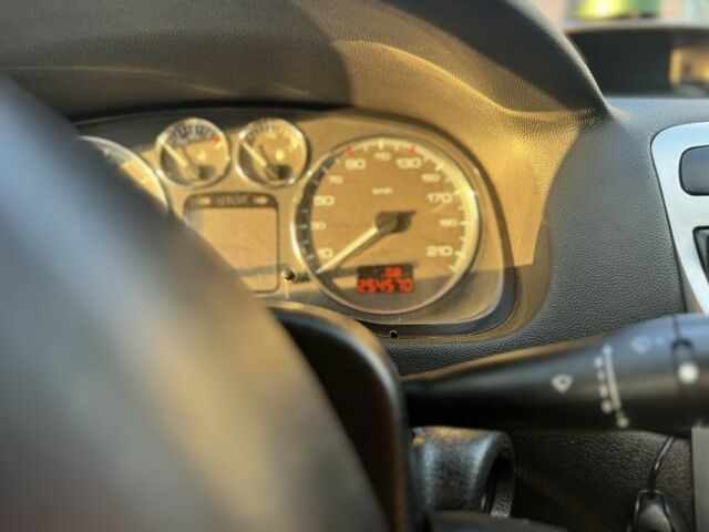 Серый Пежо 307, объемом двигателя 2 л и пробегом 254 тыс. км за 3500 $, фото 5 на Automoto.ua