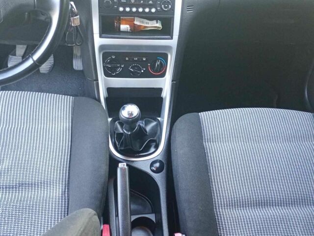 Серый Пежо 307, объемом двигателя 1.6 л и пробегом 241 тыс. км за 4200 $, фото 3 на Automoto.ua