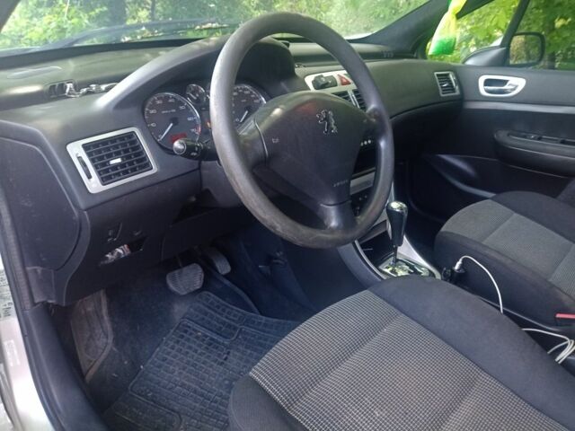 Серый Пежо 307, объемом двигателя 1.6 л и пробегом 342 тыс. км за 3200 $, фото 3 на Automoto.ua