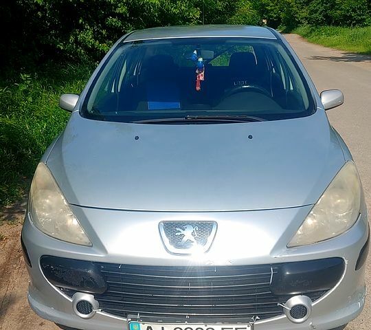 Серый Пежо 307, объемом двигателя 1.6 л и пробегом 144 тыс. км за 3400 $, фото 1 на Automoto.ua