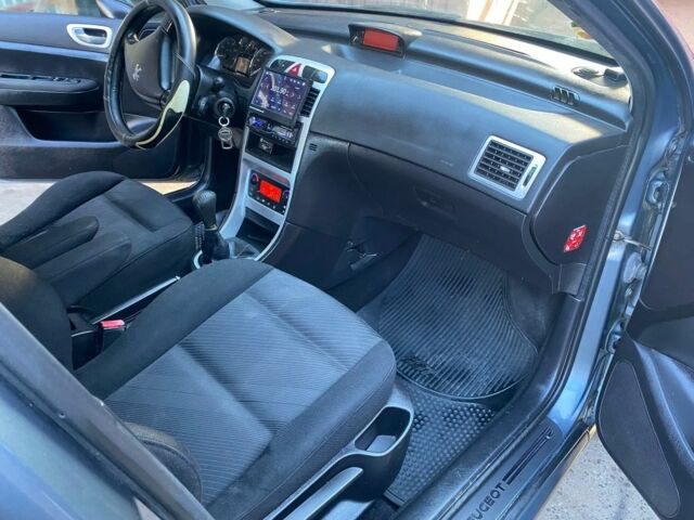 Серый Пежо 307, объемом двигателя 2 л и пробегом 180 тыс. км за 3500 $, фото 4 на Automoto.ua