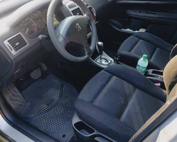 Серый Пежо 307, объемом двигателя 2 л и пробегом 230 тыс. км за 4000 $, фото 3 на Automoto.ua