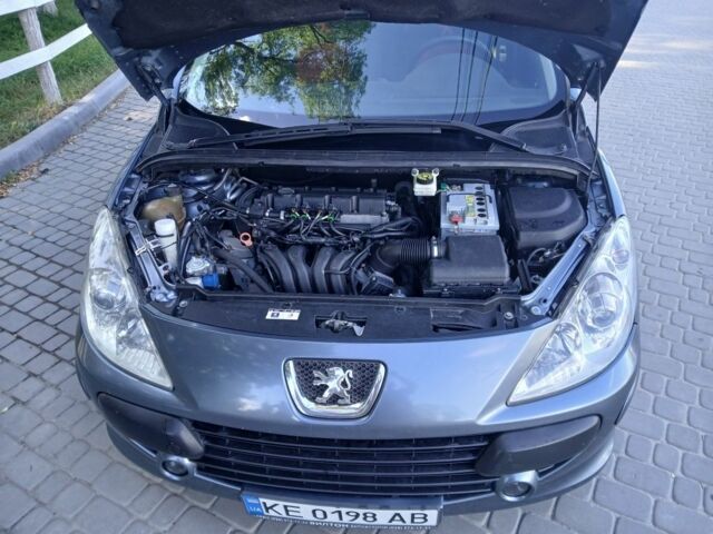 Серый Пежо 307, объемом двигателя 2 л и пробегом 193 тыс. км за 4500 $, фото 5 на Automoto.ua