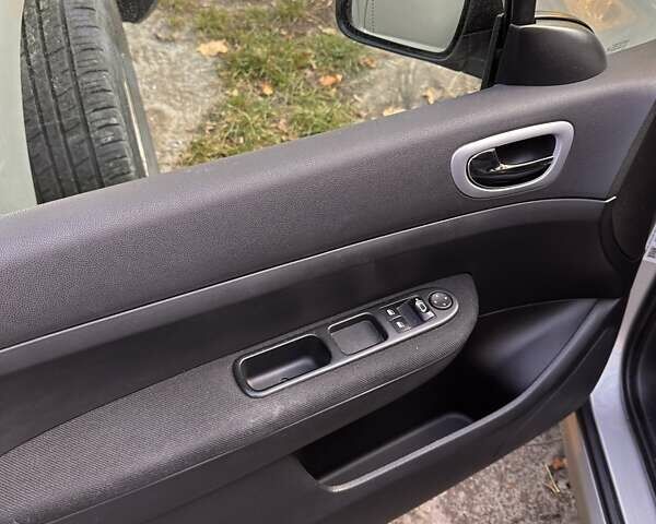 Серый Пежо 307, объемом двигателя 2 л и пробегом 89 тыс. км за 6300 $, фото 8 на Automoto.ua