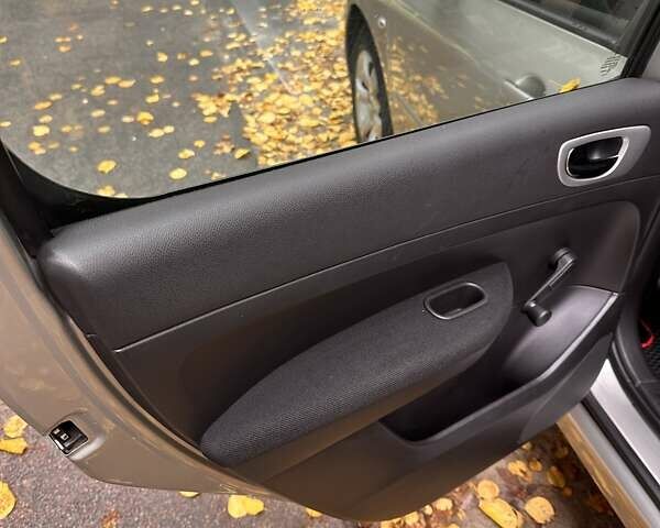 Серый Пежо 307, объемом двигателя 2 л и пробегом 89 тыс. км за 6300 $, фото 3 на Automoto.ua