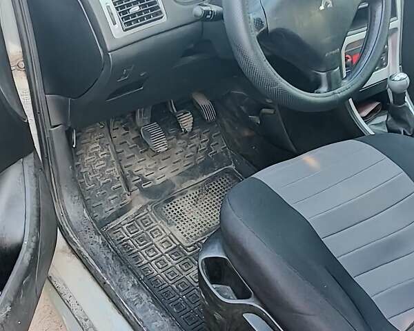 Серый Пежо 307, объемом двигателя 2 л и пробегом 277 тыс. км за 3600 $, фото 4 на Automoto.ua